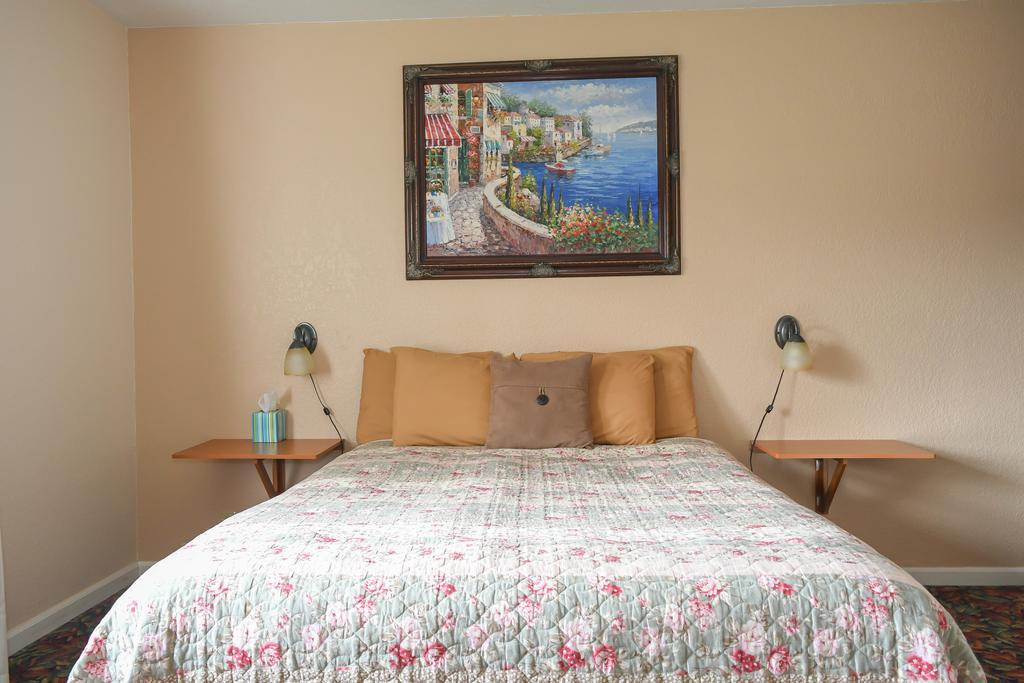 Depoe Bay Inn (Adults Only) Room photo
